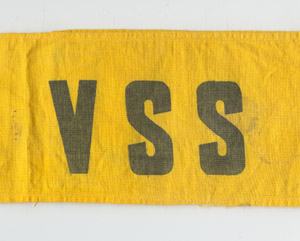 Keltainen kangasnauha, jossa kirjaimet VSS